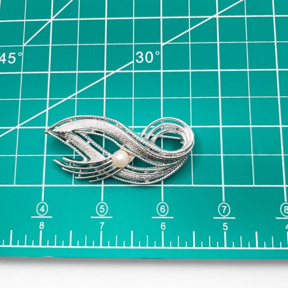 Vintage CORO Signed Brooch Ribbon with A Faux Pearl Shiny Silver-Tone Abstract - Picture 9 of 9